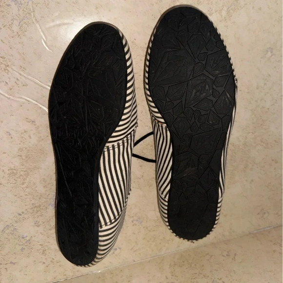 VOLCOM Soul Mates Flats Womens Sz 6 Slip-On Loafer Sneaker Black & white stripes - Picture 5 of 6